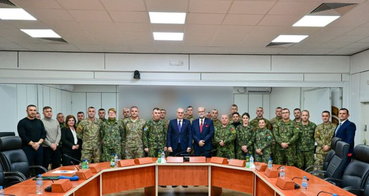 Ministri Hasani përmbyll vizitën në Kosovë, takon trupat e FA–së që shërbejnë në misionin e KFOR-it