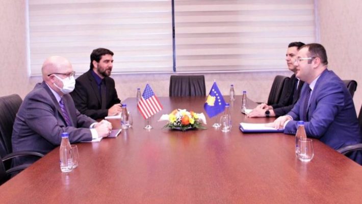 Ambasadori amerikan në Kosovë i kërkon guvernatorit shtyrjen e vendimit për ndalimin e dinarit serb