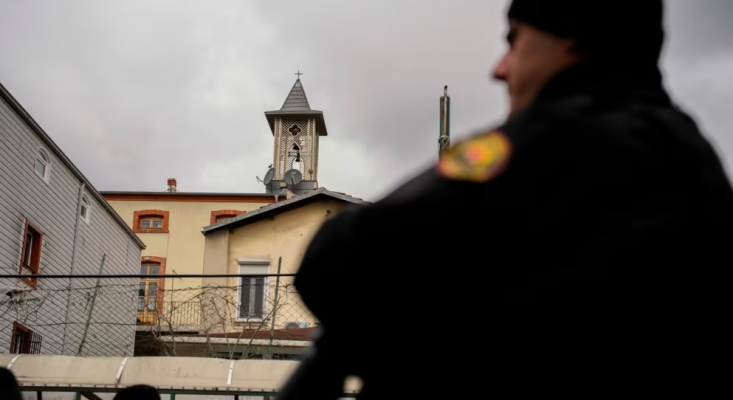 IS-i merr përgjegjësinë për sulmin në kishën në Stamboll