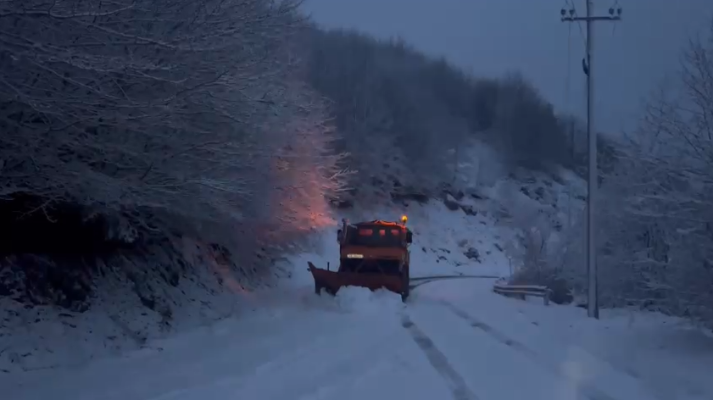 VIDEO/ Zbardhet juglindja, bora mbulon Dardhën, apeli për drejtuesit e mjeteve VIDEO/ Zbardhet juglindja, bora mbulon Dardhën, apeli për drejtuesit e mjeteve