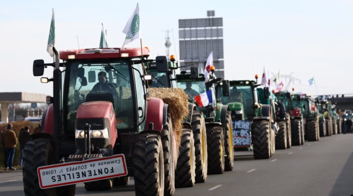Bujqit francezë rrethojnë me traktorë Parisin