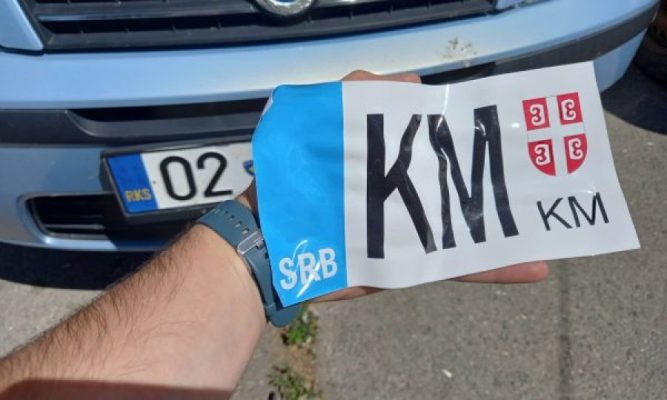 Kosova lejon targat e Serbisë, shoferët nuk do të jenë të detyruar të vendosin letër ngjitëse