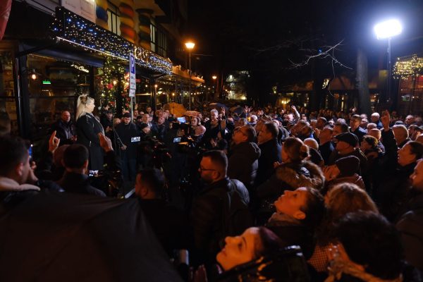 Mbështetësit e Berishës mblidhen sërish poshtë banesës së tij, ish-kryeministri mban fjalim