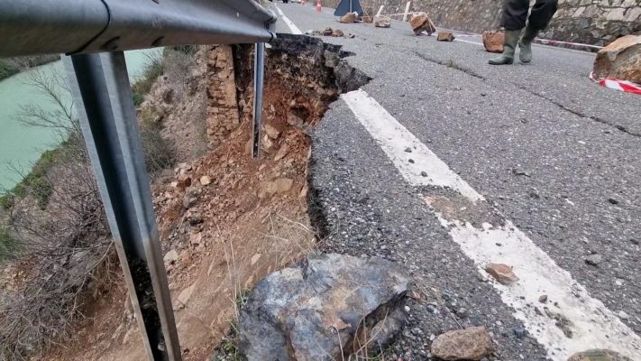 Shembet një pjesë e rrugës nacionale Burrel – Skuraj në Shkopet, probleme me qarkullimin e mjeteve Shembet një pjesë e rrugës nacionale Burrel – Skuraj në Shkopet, probleme me qarkullimin e mjeteve