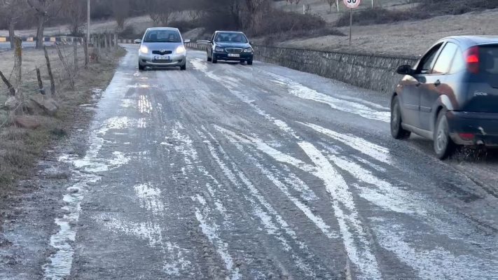 Akulli krijon probleme në aksin Burrel-Skuraj, disa mjete dalin nga rruga Akulli krijon probleme në aksin Burrel-Skuraj, disa mjete dalin nga rruga