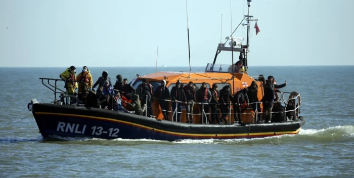 Pesë emigrantë humbin jetën ndërsa po kalonin Kanalin Anglez