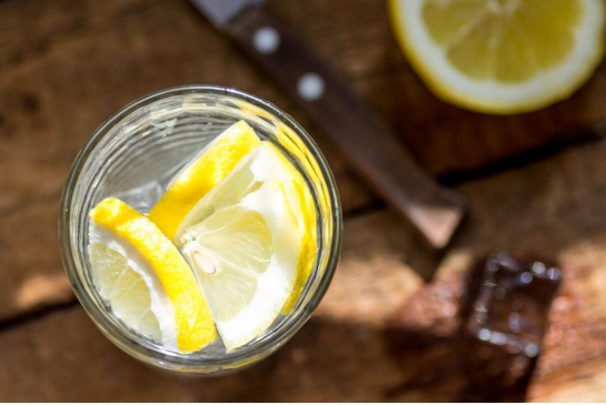 Katër përfitimet shëndetësore të pirjes së ujit me limon