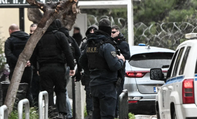 Në 30 sekonda zbrazën 90 plumba, kush janë ekzekutorët e “Bosit të natës” në Greqi, akuzohen dhe për tre vrasje të tjera, roli i shqiptarit