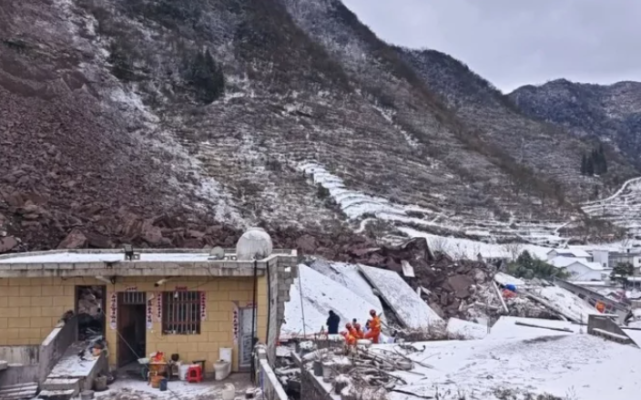8 persona humbin jetë dhe dhjetëra të tjerë të plagosur nga rrëshqitja e dheut në një provincë në Kinë