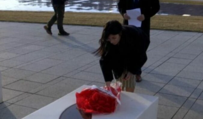 Kreu homazhe në memorialin e Adem Jasharit, vajza e kundërshtarit të Vuçiç nuk lejohet të hyjë në Serbi