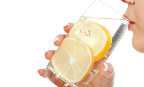 Përfitimet e konsumimit të ujit me limon