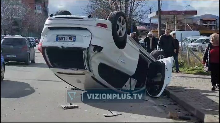 VIDEO/ Përmbyset makina në Korçë, shoferi përfundon në spital