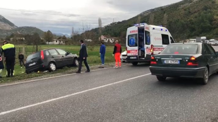 Aksidenti i rëndë tek kthesa e Rinasit, policia del me informacionin zyrtar: U përplasën tre makina, njëri nga shoferët humbi jetën