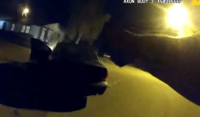 Video shokuese, një oficer policie qëllon dhe vret 45-vjeçaren kur i del jashtë kontrollit