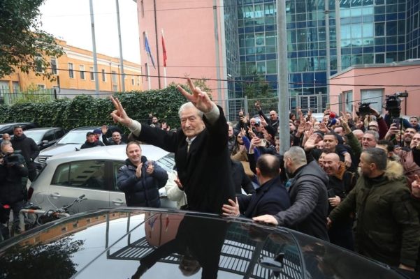 Kërkoi shuarjen e masës “arrest shtëpie”, shtyhet vendimi për Berishën
