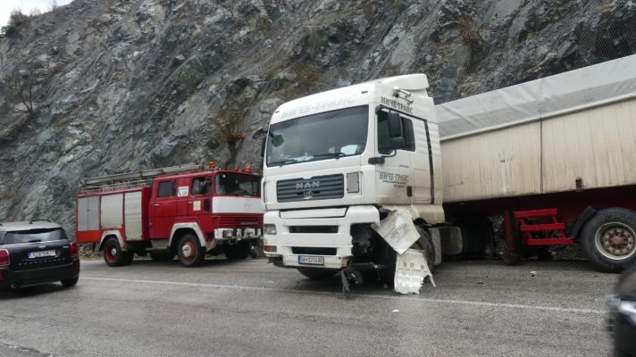 Aksident i rëndë në aksin Librazhd-Elbasan, kamioni përplas makinën, plagosen dy persona