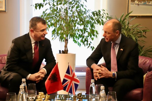 Balla takim me gjeneralin britanik: Zero anije të vogla të nisura me emigrantë shqiptarë drejt Anglisë për janarin 2024