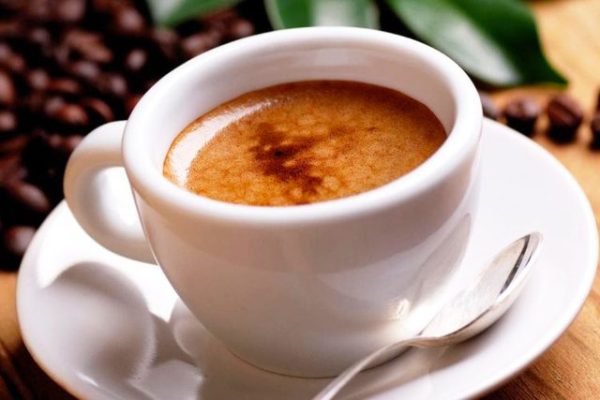 Oraret e përshtatshme kur mund ta konsumoni kafen dhe benefitet që përfitoni prej saj