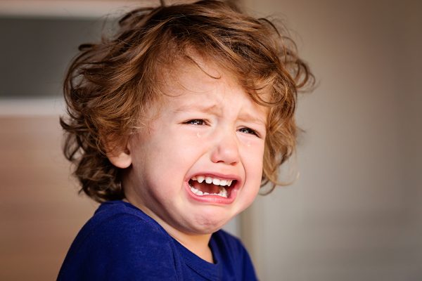 “Mos qaj” nuk e qetëson, 5 fraza më të mira për të përdorur me fëmijën
