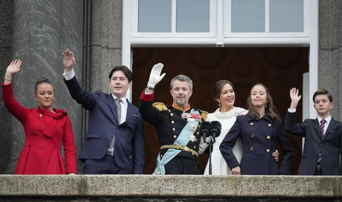 Danimarka me mbret të ri, mijëra njerëz mblidhen për të kremtuar ceremoninë