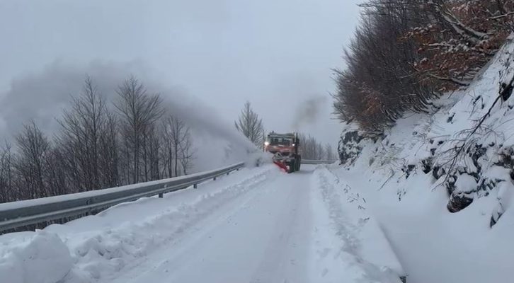 Shqipëria “zgjohet” e zbardhur nga bora! Shtrëngata dhe stuhi, probleme me energjinë në disa fshatra, cilat janë rrugët e bllokuara