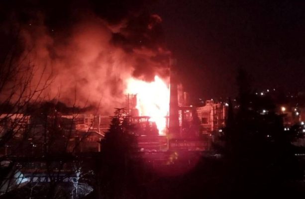 VIDEO/ Zjarr i madh, dronët ukrainas godasin rafinerinë e naftës në Rusinë jugore