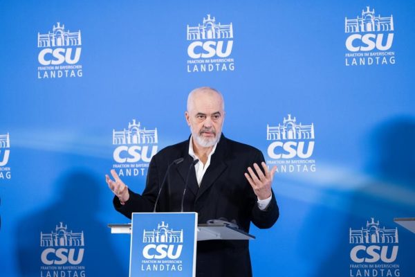 “Nuk jemi BE, por E pa B”, Rama nga Gjermania: Të gatshëm të ndihmojmë për emigracionin e paligjshëm “Nuk jemi BE, por E pa B”, Rama nga Gjermania: Të gatshëm të ndihmojmë për emigracionin e paligjshëm