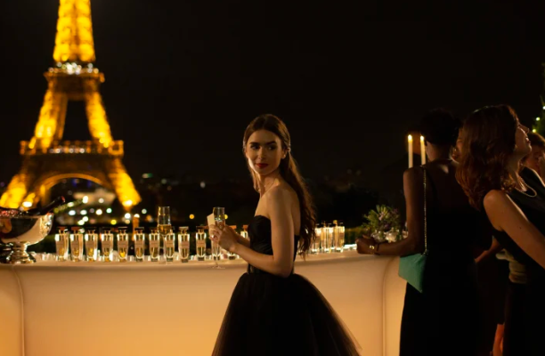 “Emily In Paris” revolton parisienët, “përzënë” turistët nga seriali