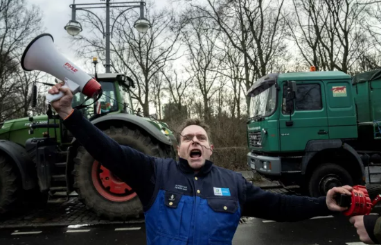 Poloni, fermerët futen në grevë, krijojnë 250 bllokada në të gjithë vendin