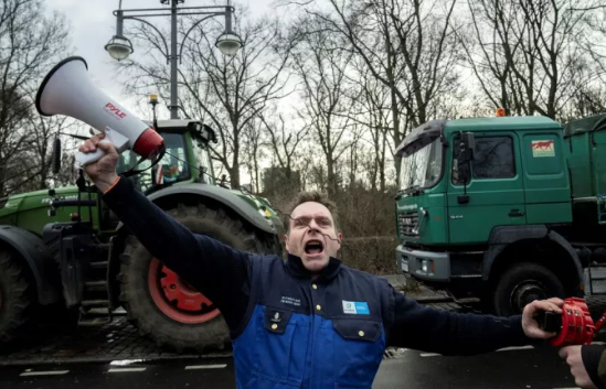 VIDEO/ Fermerët dhe shoferët e kamionëve në protestë, qindra automjete bllokojnë rrugët në Gjermani