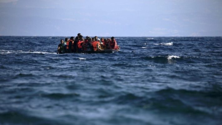 Fundoset varka me emigrantë në Mesdhe, të paktën 40 të vdekur