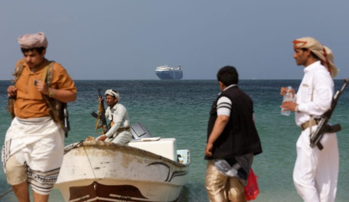 Kalimi i anijeve tregtare përmes Kanalit të Suezit bie në 42% për shkak të sulmeve të rebelëve Houthi