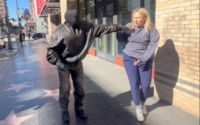 VIDEO/ Po bën xhiron e rrjetit, Kanye West sulmon Paparazzi-n në mes të rrugës pas pyetjes që i bëri