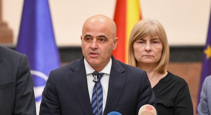 Qeveria e Maqedonisë së Veriut dorëhiqet të enjten, kur pritet të marrë detyrën kryeministri Talat Xhaferi