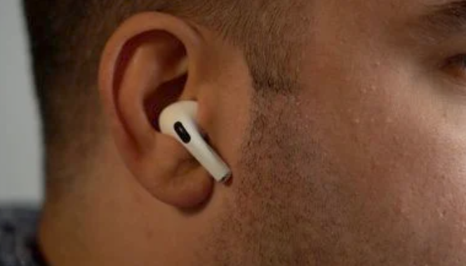 Këto 6 shenja tregojnë se keni dëmtuar dëgjimin duke përdorur kufjet