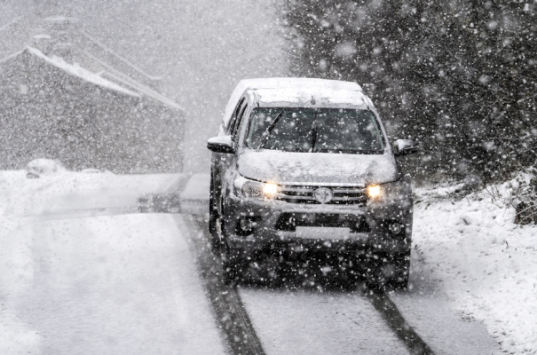 Thirrje për shoferët, 5 gabime e zakonshme që duhen shmangur në rrugë me dëborë