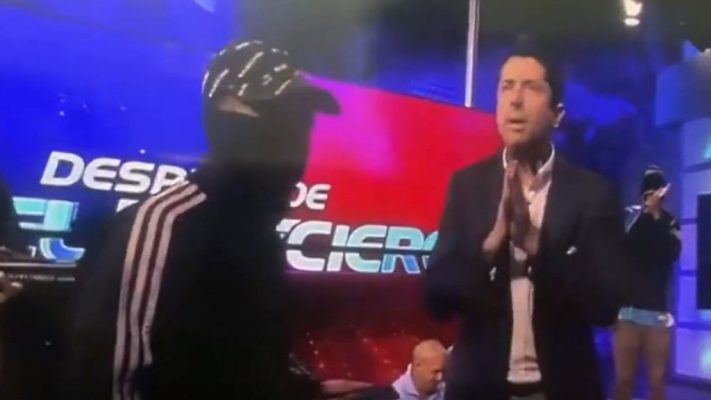 Grupi i armatosur hyn në televizion, policia liron pengjet dhe arreston rrëmbyesit në Ekuador Grupi i armatosur hyn në televizion, policia liron pengjet dhe arreston rrëmbyesit në Ekuador