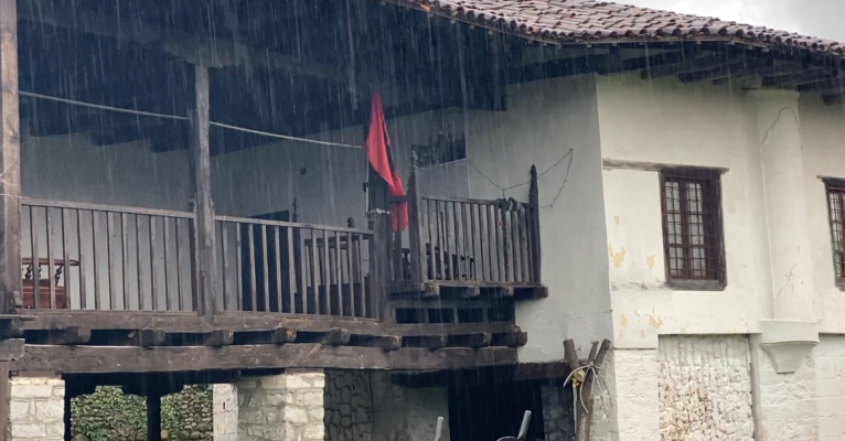 Po rrënohet shtëpia e Pashko Vasës, Bashkia Shkodër: Nuk ndërhyjmë dot, Kadastra s’ka dhënë çertifikatën e pronësisë
