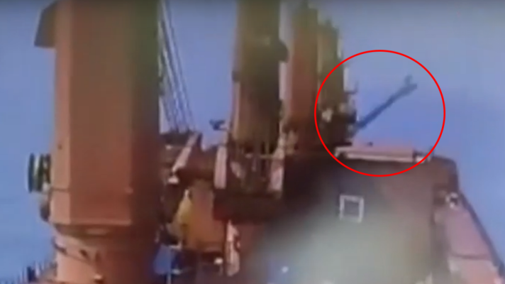 VIDEO/ Momenti kur rebelët Houthi godasin cisternën greke në Detin e Kuq