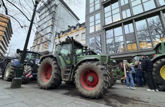 Fermerët belgë rreshtojnë traktorët para Parlamentit Europian