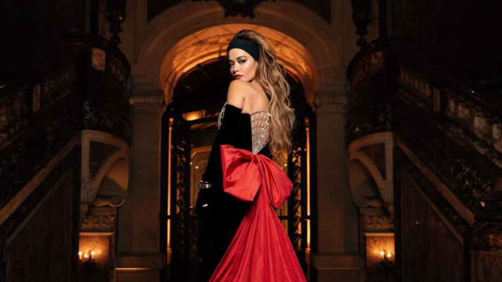 FOTO/ E veshur kuq e zi! Rita Ora impresionon me daljen e saj në Javën e Modës në Paris