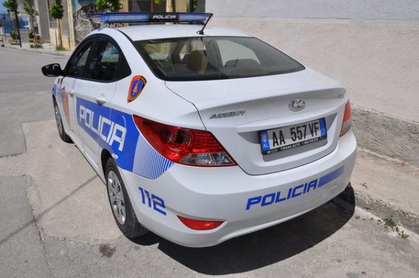 Dhunoi një 63-vjeçar dhe e kërcënoi me mjet prerës, arrestohet i riu në Elbasan