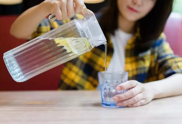 Ekspertët rrëzojnë mitin e 8 gotave, sa ujë duhet të pini sipas peshës trupore