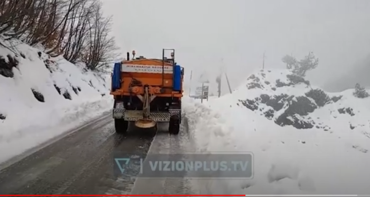 Reshjet e dëborës “mbërthejnë” zonat malore, vështirësi në qarkullim dhe rrëshqitje dherash