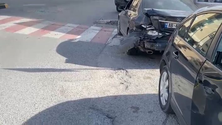 Aksident në Vlorë, shoferi humb kontrollin e mjetit dhe merr para dy makina të parkuara