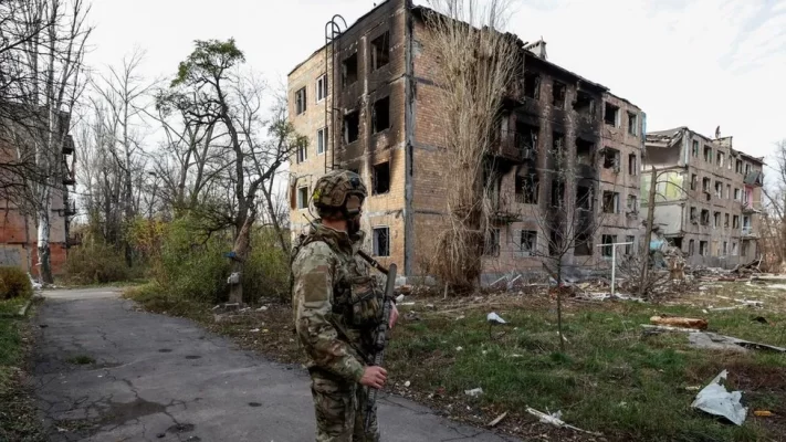 Trupat e Ukrainës largohen nga qyteti lindor i sulmuar, Putin: Fitore e rëndësishme