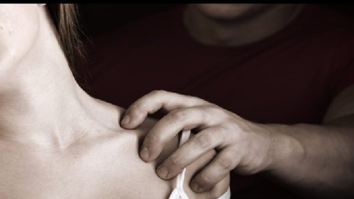 Akuzohet se ngacmoi seksualisht të miturën, 51-vjeçari “shkatërron” biznesin e prindërve të saj, arrestohet nga policia Akuzohet se ngacmoi seksualisht të miturën, 51-vjeçari “shkatërron” biznesin e prindërve të saj, arrestohet nga policia