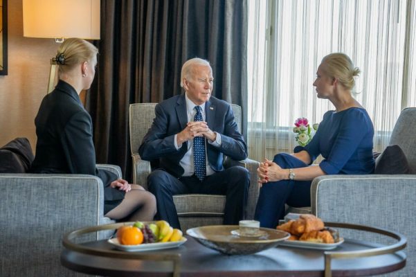 Biden takohet me gruan dhe vajzën e Navalany: Admirim për guximin e tij të jashtëzakonshëm