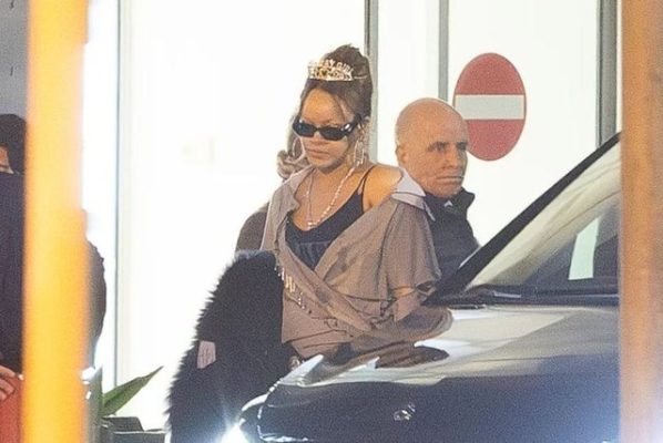 Rihanna është sërish shtatzënë? Fotot që nxitën spekulimet se këngëtarja po pret fëmijën e tretë