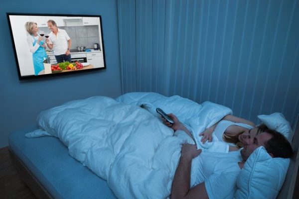 Flini gjumë me televizorin ndezur? Ja çfarë i shkakton kjo shëndetit tuaj